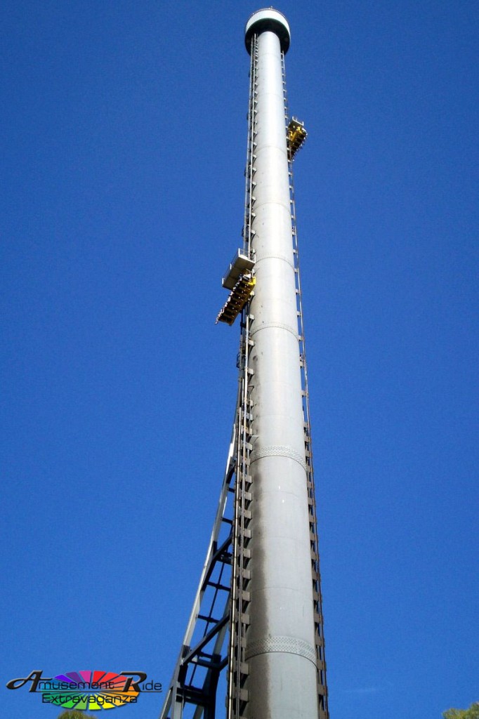 the-main-tower-with-2-drops-and-the-tot-track-amusement-ride